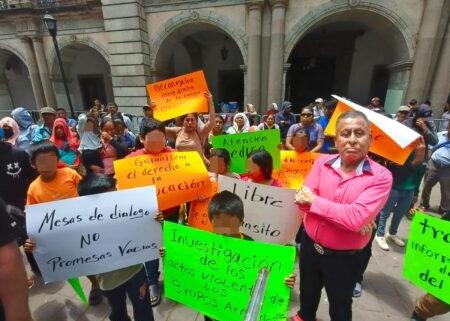 Tras 70 días de desplazamiento forzado y 3 años sin luz ni escuelas, mixes de San Juan Mazatlán llegan al zócalo de Oaxaca