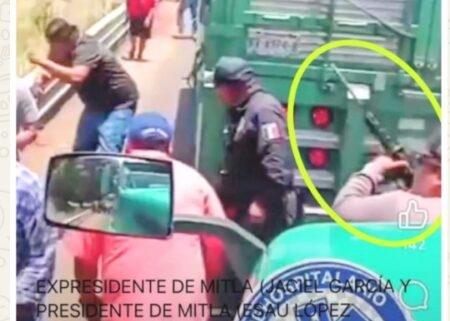Ataca edil de Mitla con grupo de choque a bloqueo de Sección 22; organizaciones condenan agresión armada